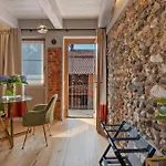 Decanter House