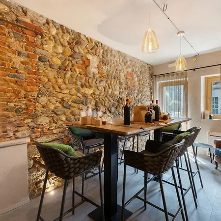 Decanter House