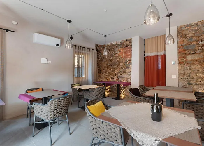 Decanter House *